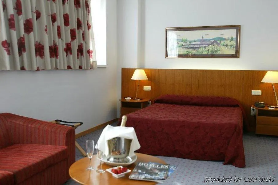 Aparthotel Atenea Barcelona 4*,